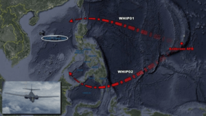 美军B-1B轰炸机兵分两路进入南海 加油机中途补给