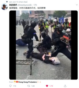 香港警察跪在香港人喉咙上，然后象提小鸡一样提起