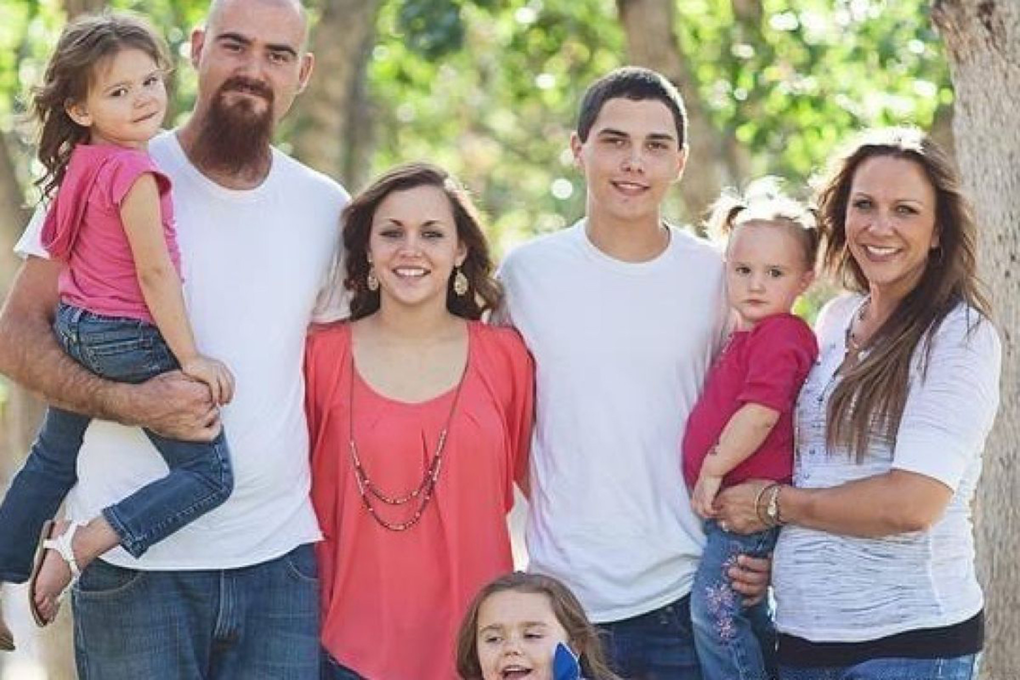 Jessica and Jake Woodruff with their 5 children.