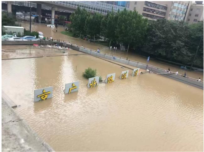 郑州暴雨京广隧道内数千辆车全部被淹，数千人死亡