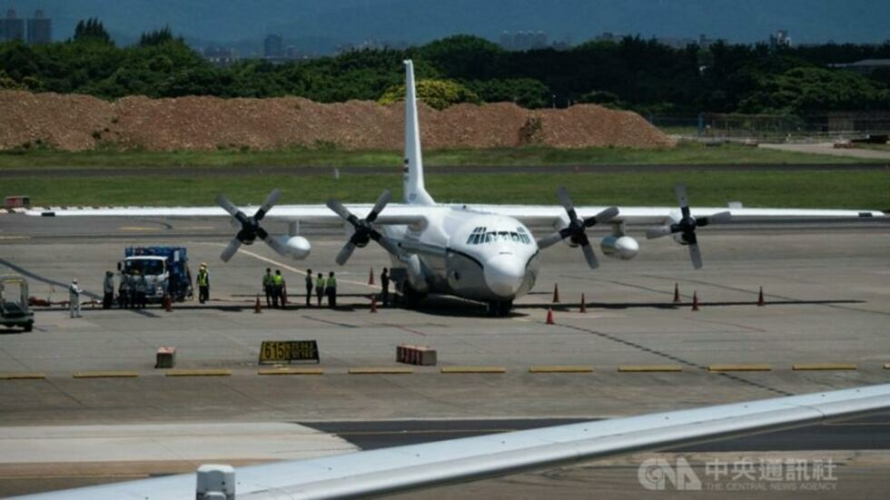 7月19日中午，一架疑似属于美国的C-130运输机19日中午降落台湾桃园机场。 © 中央社