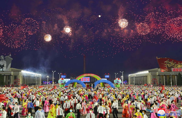 平壤金日成广场15日为庆祝太阳节而举办烟火秀，万名学生们齐聚表演舞蹈。（图／路透）