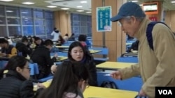 资料照 - 2016年12月，以独立参选人身份竞选地方人大代表的孙文广向山大学生宣传他的参政理念。