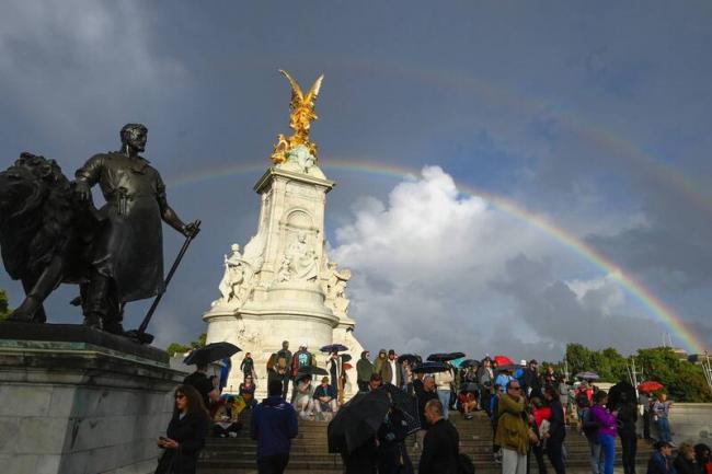 英女王辞世前 白金汉宫外突现巨大双彩虹