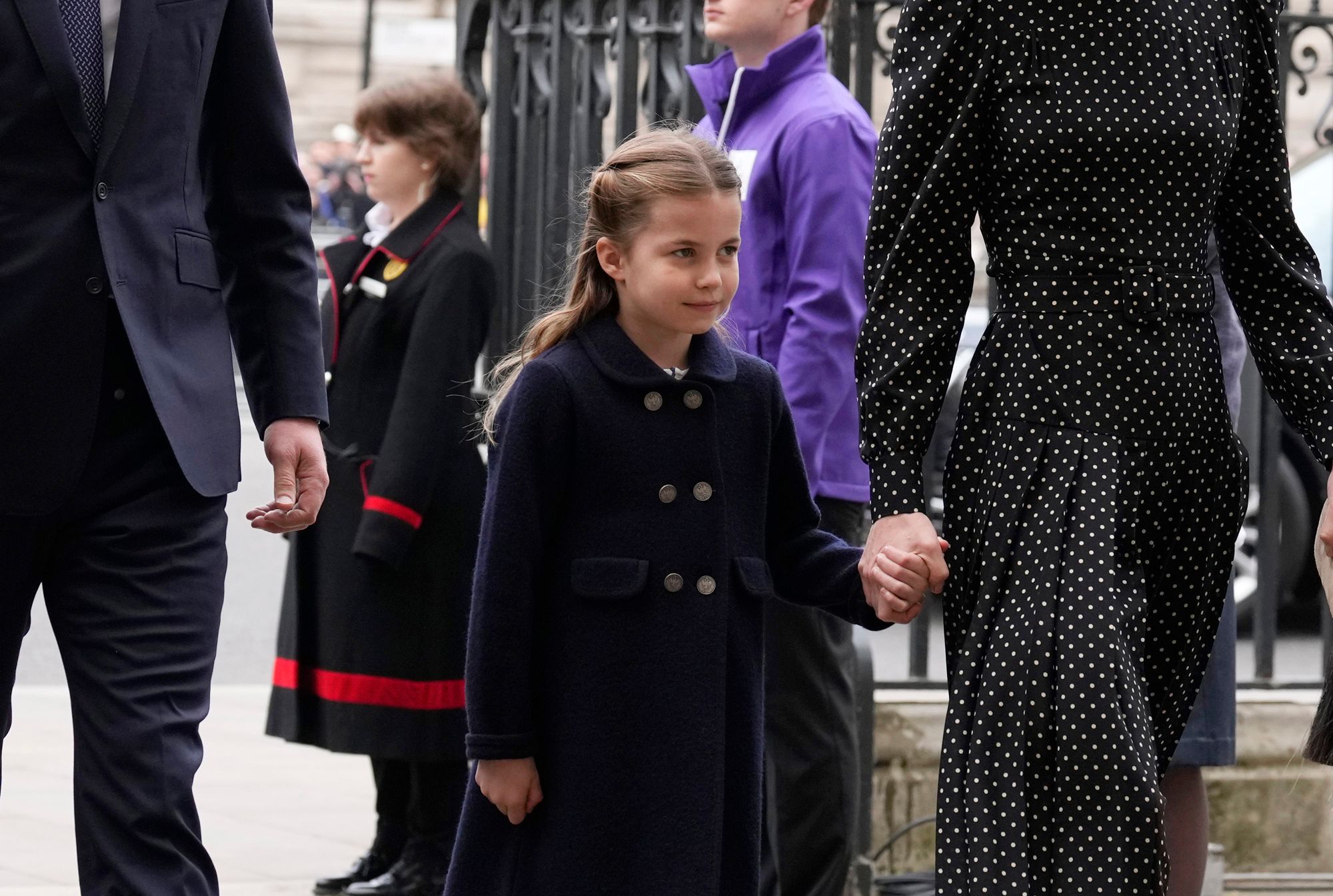 黛安娜王妃史宾赛王冠凯特的女儿夏洛蒂特公主（Princess Charlotte）继承