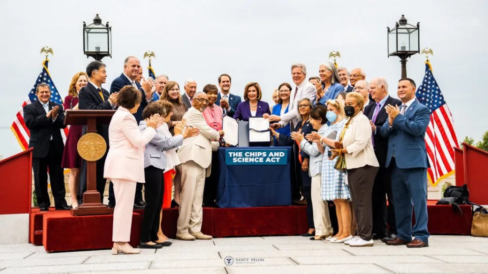 美国众议院议长佩洛西在去年7月庆祝《芯片与科技法》通过 图／@SpeakerPelosi