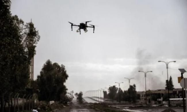 一架无人机飞越城市上空。（图片来源：ARIS MESSINIS/AFP via Getty Images）