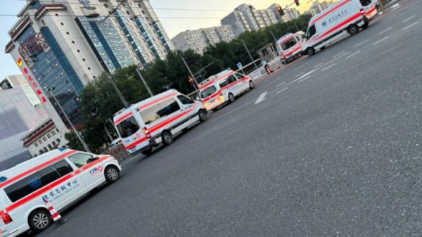 8月9日，北京天安门附近交通管制，大量救护车驶向天安门方向。（图片来源：网路截图）