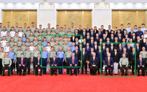 习近平战战兢兢，五新进将军对其虎视眈眈；官媒公布一照片 中南海新格局尽在其中？
