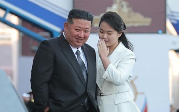 金主爱挽着金正恩手臂&hellip;出席5000吨级驱逐舰下水仪式